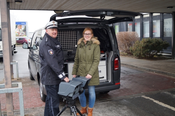 Stephan Wirtz, Fachdienstleiter beim Polizeiautobahnbezirksrevier und Eva Sühlsen, Teamleiterin des Team Ordnungswidrigkeiten